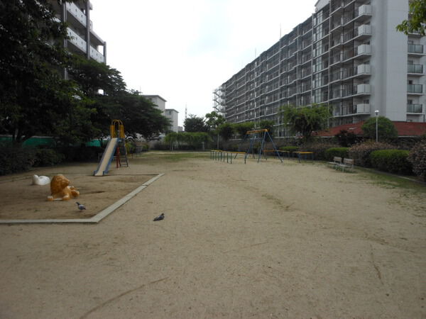 【ベルアーバニティ宝塚】マンション横の公園
