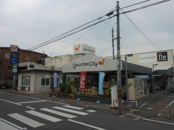【ベルアーバニティ宝塚】マンション前のスーパー