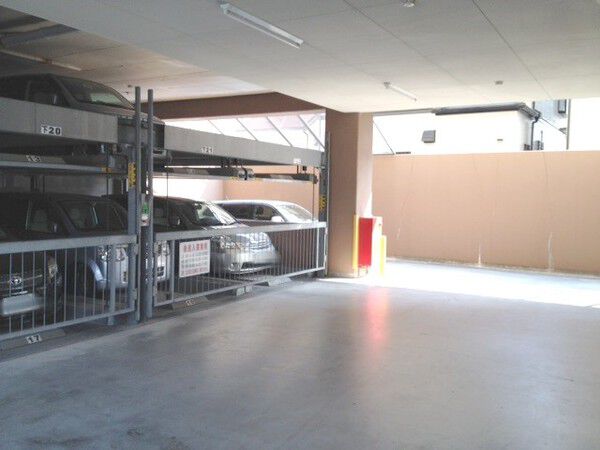【ロイヤル西宮セレーノ】駐車場