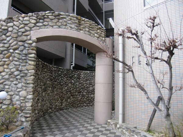 【ジークレフフェリス西宮】エントランス前