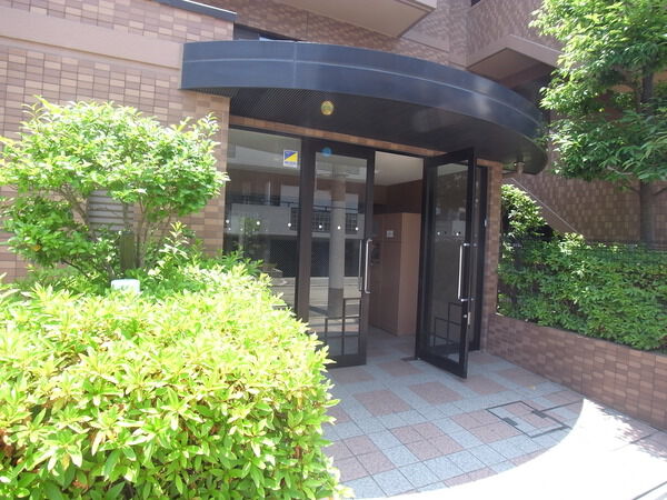 【ネオハイツ甲子園口】エントランスへのアプローチ