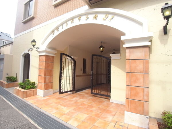 【プリオーレ甲子園２１】エントランス前