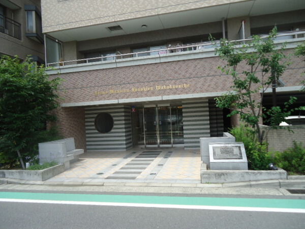 【ライオンズマンション甲子園若草町】エントランス前