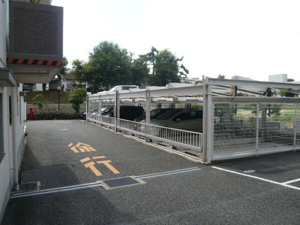 【パレス桃山台】駐車場 【パレス桃山台】駐車場