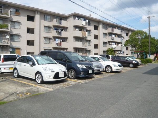 【千里北町団地】駐車場