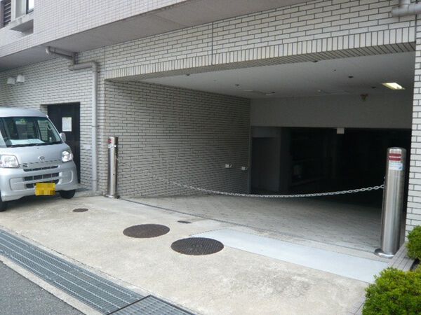 【ジオ新千里北町】駐車場入口 【ジオ新千里北町】駐車場入口