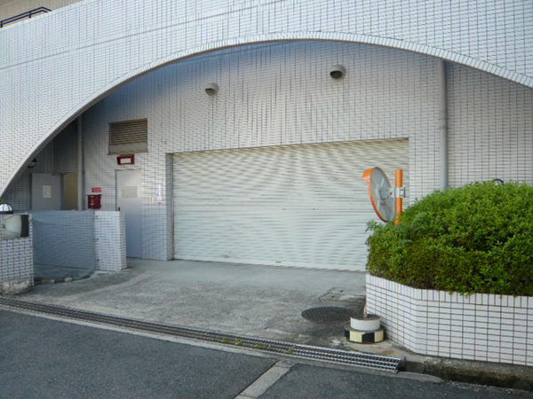 【セクレア新千里北町】駐車場入口