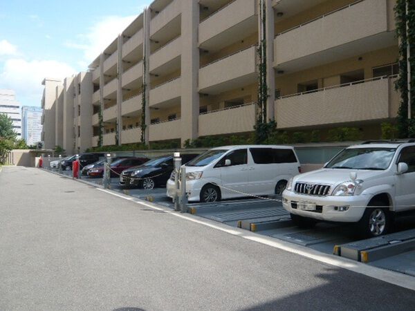 【プラウド新千里西町】駐車場