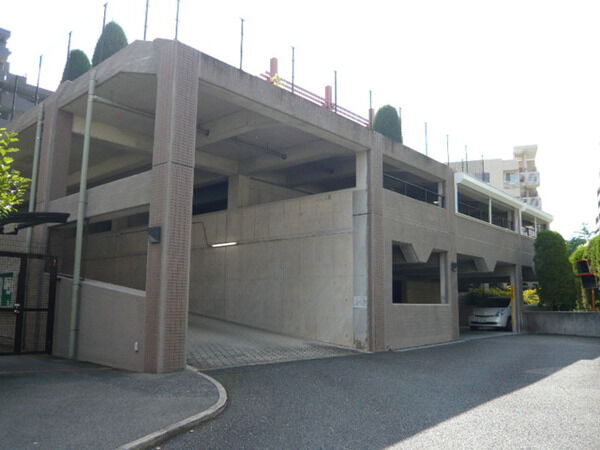 【フォルム千里中央】駐車場外観