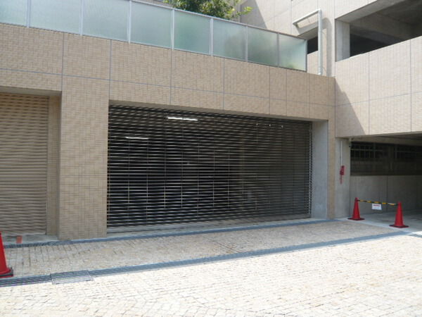 【グランドメゾン千里中央東丘】ゲート付き駐車場 【グランドメゾン千里中央東丘】ゲート付き駐車場