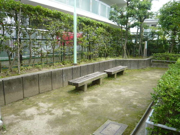 【イトーピア桃山台マンション】隣接する東和泉丘3丁目第2公園 【イトーピア桃山台マンション】隣接する東和泉丘3丁目第2公園