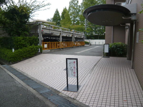 【パークハイム千里津雲台】アプローチ 【パークハイム千里津雲台】アプローチ