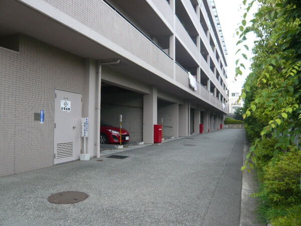 【ステイツ千里藤白台】駐車場 【ステイツ千里藤白台】駐車場