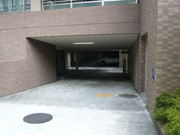 【サンメゾン千里藤白台】駐車場入口 【サンメゾン千里藤白台】駐車場入口
