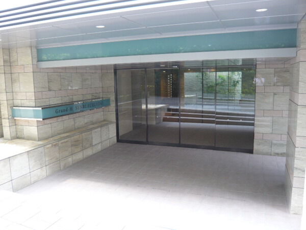 【グランアッシュ千里古江台】エントランス