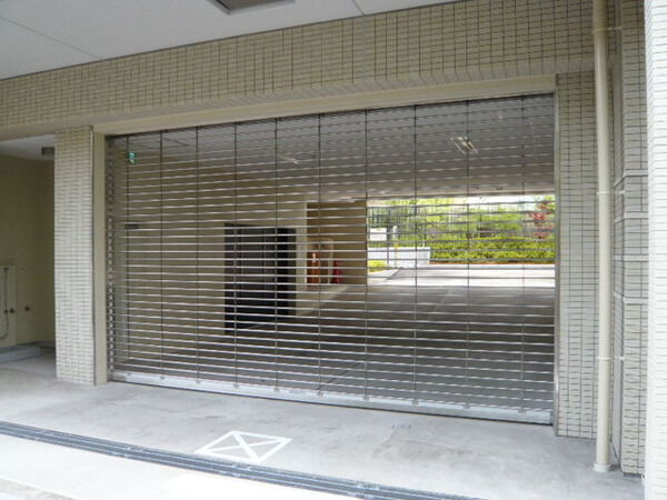 【グランアッシュ千里古江台】ゲート付き駐車場