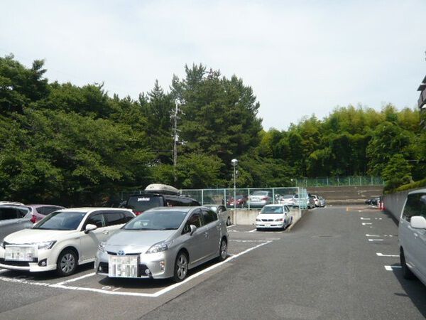 【コスモハイツ千里桃山台】駐車場