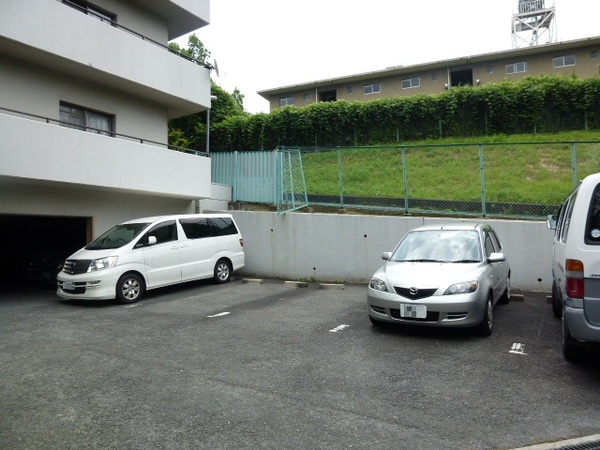 【ローレルコート千里山田】駐車場 【ローレルコート千里山田】駐車場