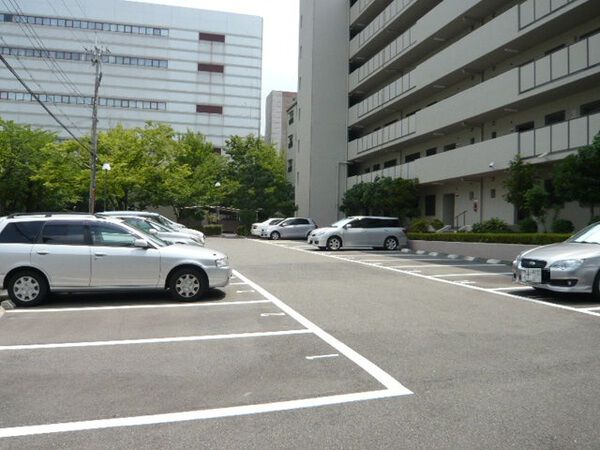 【OTC新御堂ハイツ】駐車場