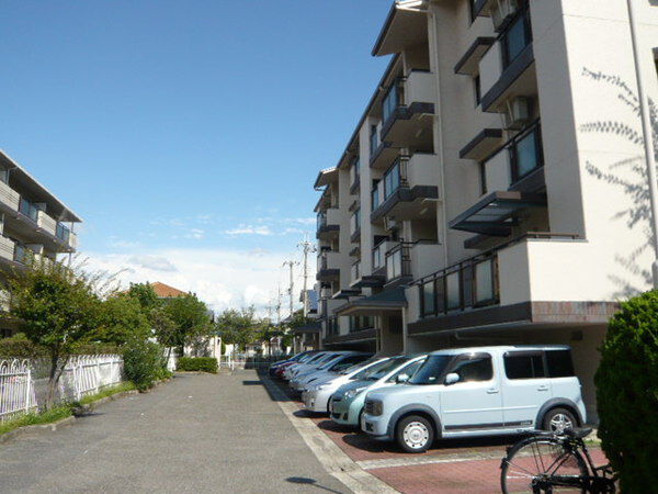 【フォルク北千里グランデ】駐車場