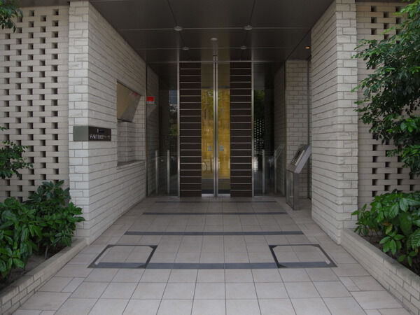 【プラウド茨木西中条マークス】エントランス前 【プラウド茨木西中条マークス】エントランス前