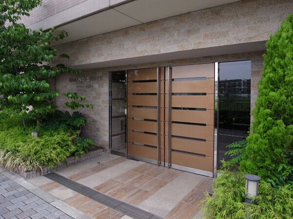 【グランスイート南茨木】エントランス