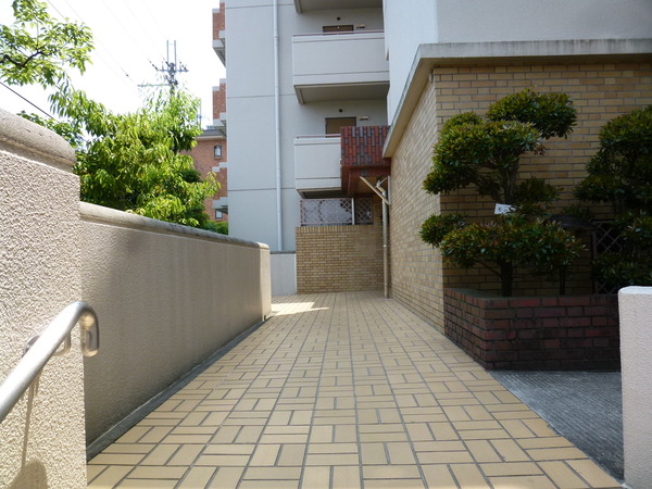 【コスモハイツあやめ池】敷地内の様子