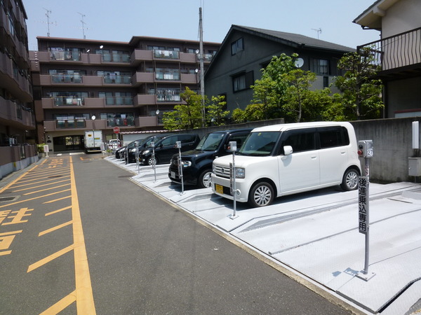 【サンマンションあやめ池】駐車場