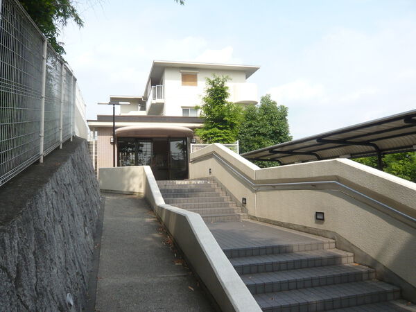 【ベルアーバニティあやめ池】エントランスまでのアプローチ 【ベルアーバニティあやめ池】エントランスまでのアプローチ