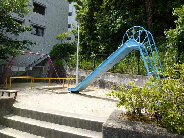 【学園西ロイヤルマンション】敷地内公園