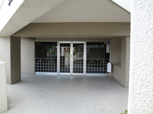 【ネオハイツ学園前5番館】正面エントランス 【ネオハイツ学園前5番館】正面エントランス