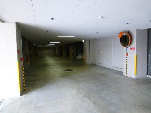 【ネオハイツ学園前5番館】駐車場入り口 【ネオハイツ学園前5番館】駐車場入り口