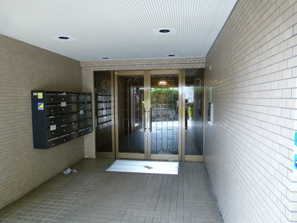 【ネオハイツ学園前3番館】エントランス 【ネオハイツ学園前3番館】エントランス