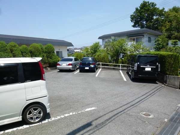【藤の木ガーデンハイツ】駐車場