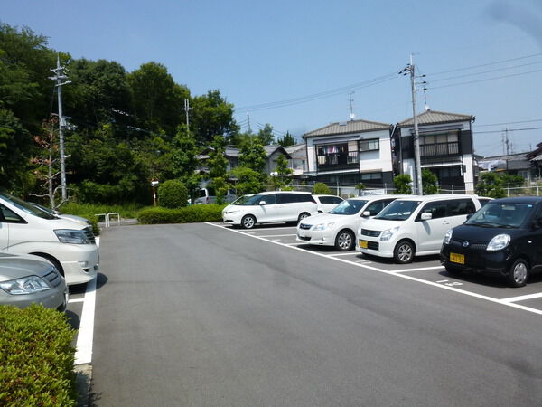 【ラウンドヒルズ富雄】駐車場