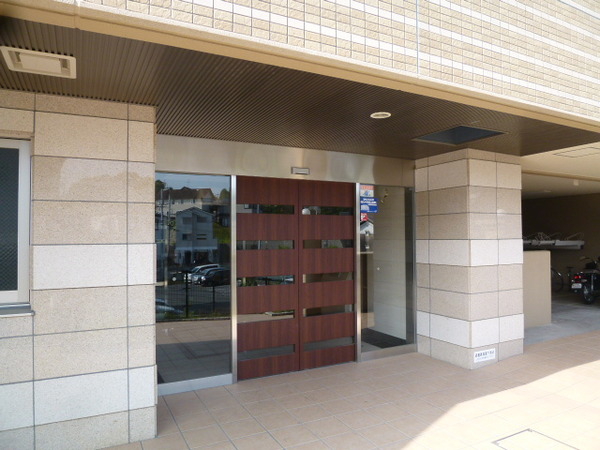 【ロイヤルアーク東生駒】玄関写真