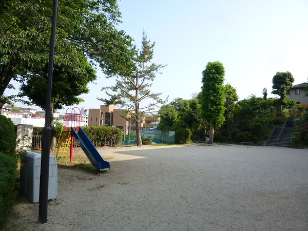 【ロイヤルアーク東生駒】辻町第四公園