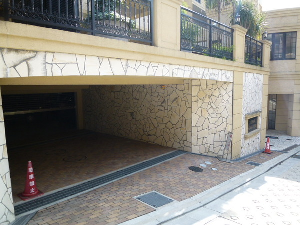 【ヴェレーナ東生駒】駐車場入口