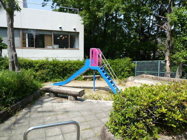 【東生駒アーバンライフヒルステージ】近隣公園（道路むかい側）