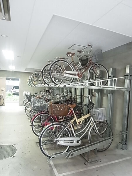 【ルイシャトレ弁天町】駐輪場