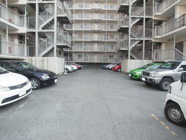【アイビーハイツ野里】駐車場