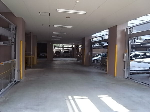 【ルイシャトレ塚本駅前】駐車場