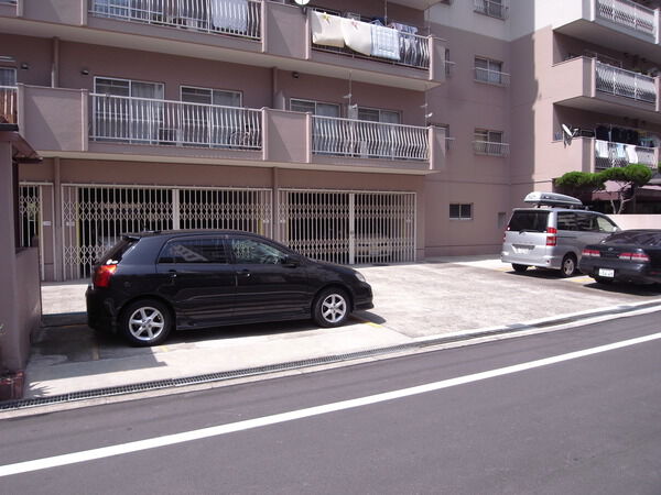 【西中島ホワイトハイツ】駐車場