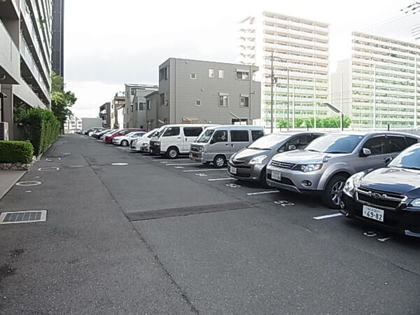 【ファミールハイツ北大阪】駐車場