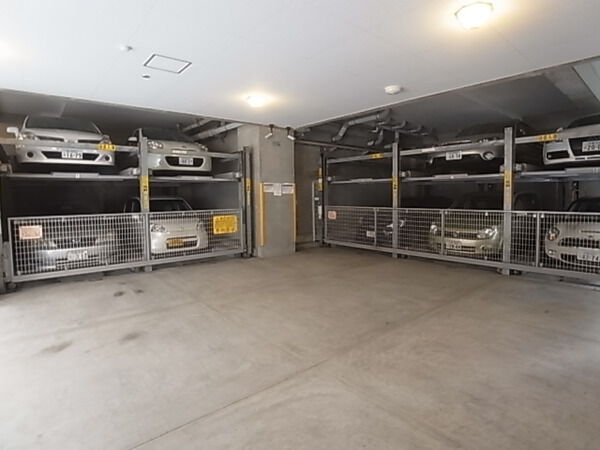 【エスリード御堂筋梅田】駐車場
