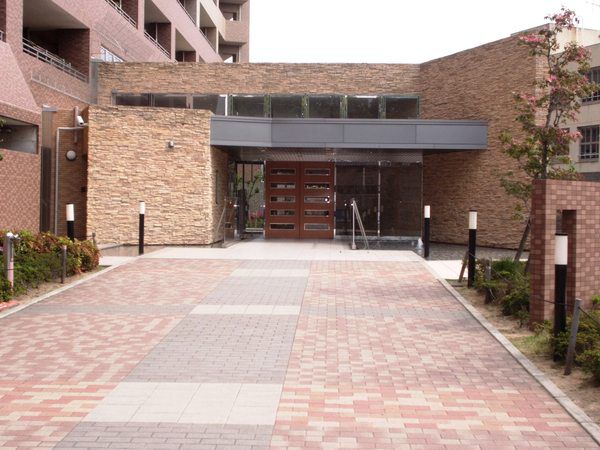 【キングスクエアヴィルジア大阪】エントランスアプローチ