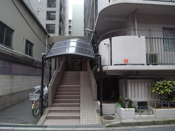 【マンハイム難波】エントランスアプローチ