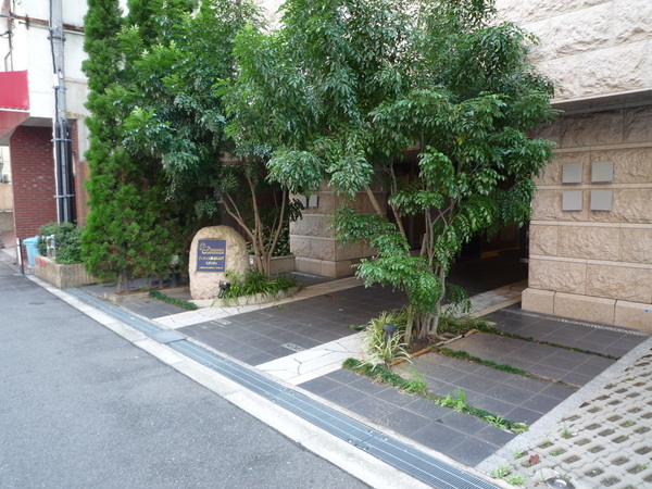 【プレサンス難波ＥＡＳＴモダニティ】エントランスアプローチ