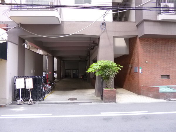 【ヴォンジョルノ難波】エントランスアプローチ