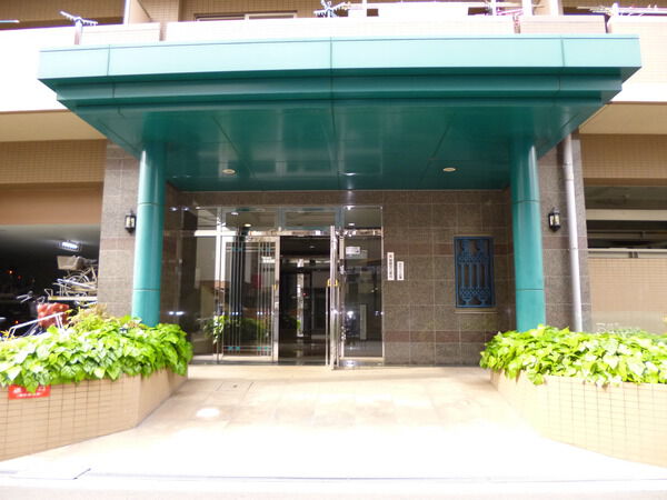 【ビューネなんば】エントランスアプローチ